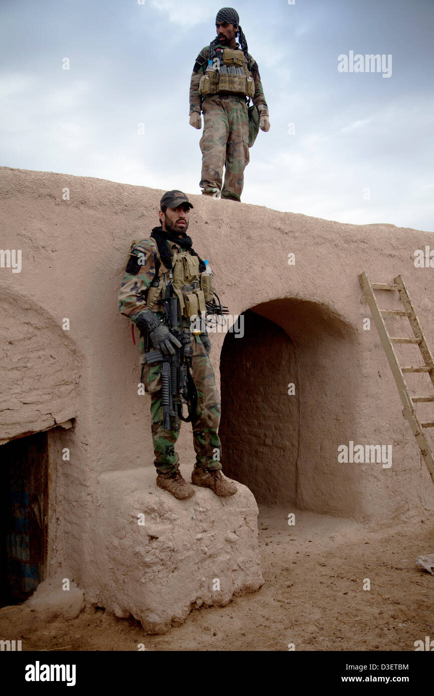 L Esercito nazionale afgano Forze Speciali mantiene la protezione durante un combattimento patrol Febbraio 17, 2013 nella provincia di Herat, Afghanistan. Il presidente Barack Obama ha annunciato durante lo stato dell'Unione che metà delle forze americane in Afghanistan si ritirerà da inizio 2014. Foto Stock