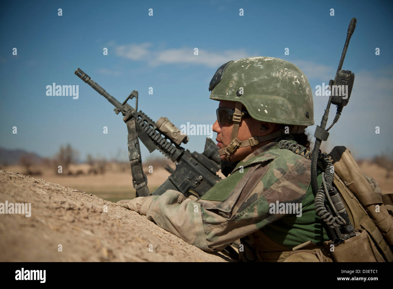 Un marine statunitense durante una pattuglia con l esercito nazionale afgano Forze Speciali Febbraio 17, 2013 nella provincia di Herat, Afghanistan. Il presidente Barack Obama ha annunciato durante lo stato dell'Unione che metà delle forze americane in Afghanistan si ritirerà da inizio 2014. Foto Stock