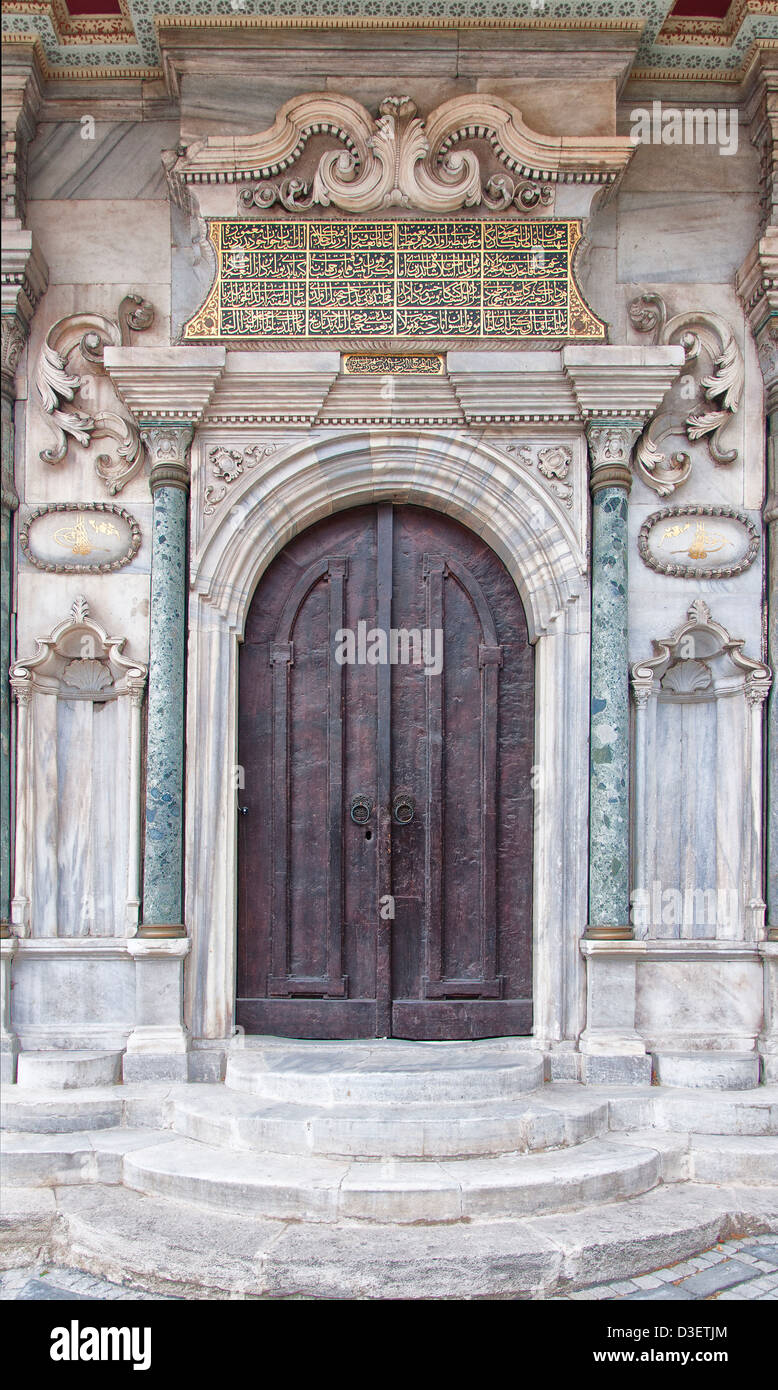 Vecchio ornato di porte in legno ad una moschea di Istanbul, Turchia. Foto Stock