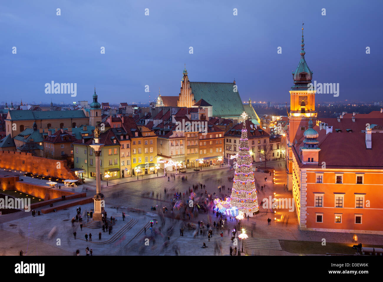 Il pittoresco centro storico di Varsavia in Polonia illuminata di sera, durante il tempo di Natale. Foto Stock