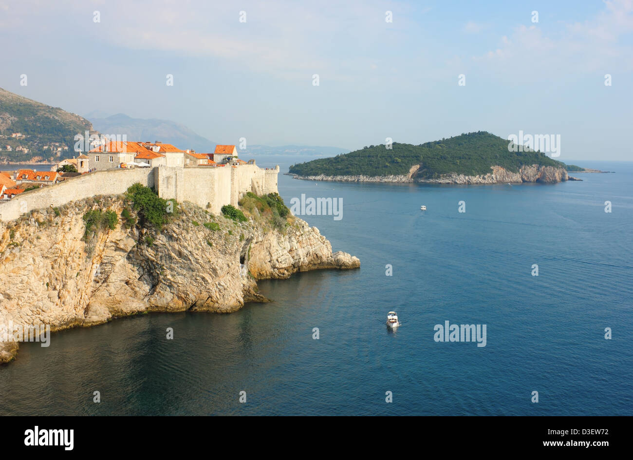 Vista panoramica sulla baia verso la parte vecchia di Dubrovnik e l'isola di Lokrum nel mare Adriatico. Foto Stock