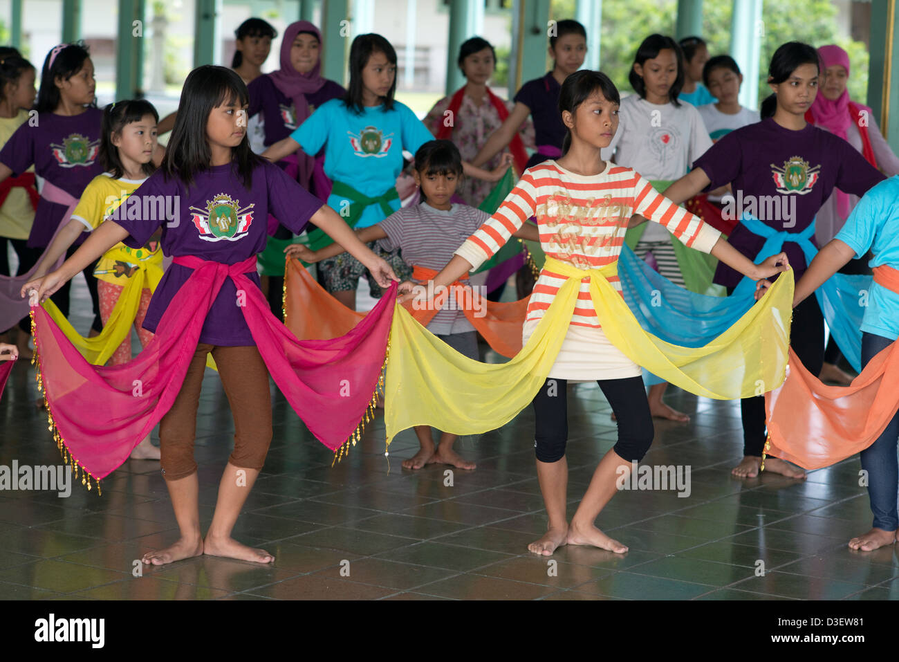 Un gruppo di giovani danza giavanese gli studenti praticano danza tradizionale di movimenti nel Solo (Surakarta), Java, Indonesia Foto Stock