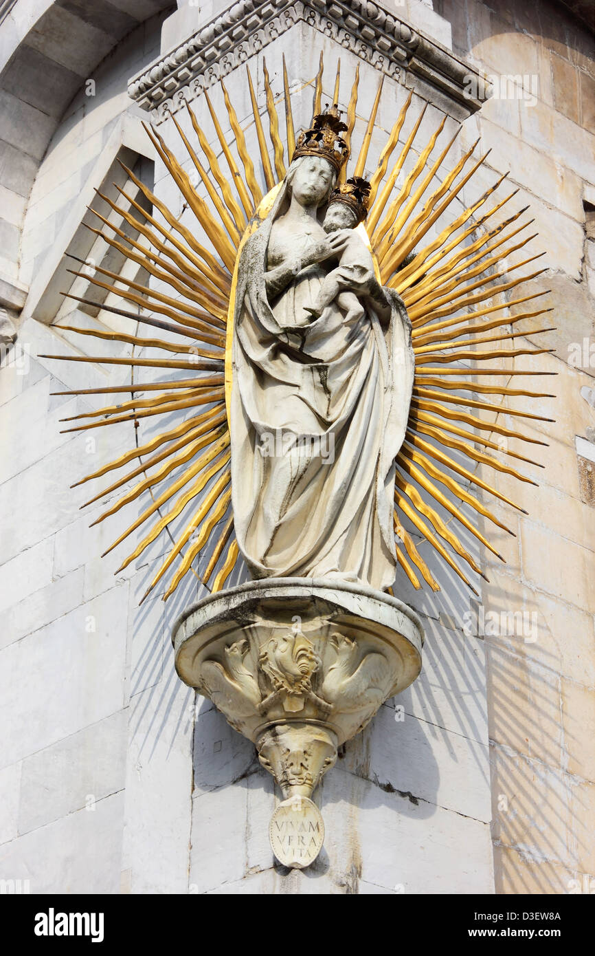 La famosa statua della Madonna salutis portus all'angolo della facciata della Basilica di San Michele in Foro a Lucca. Foto Stock