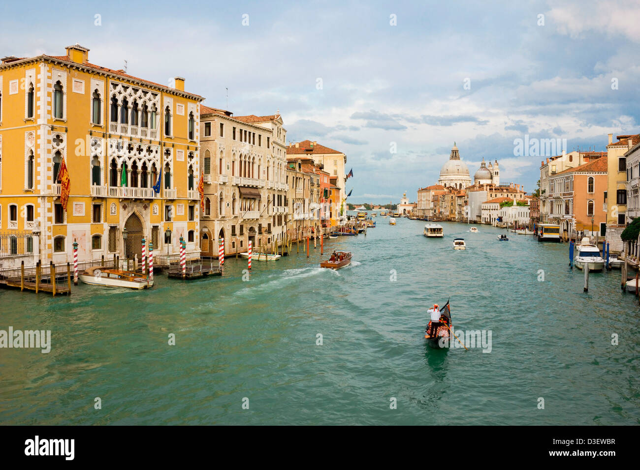 Canale Grande con la Basilica di Santa Maria della Salute a sfondo in un tardo pomeriggio, girato dal Ponte dell'Accademia. Foto Stock