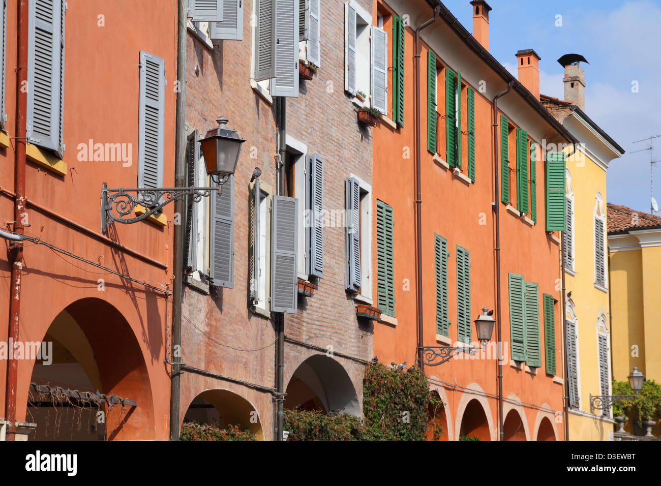 Modena, Italia - Regione Emilia Romagna. Colorata architettura Mediterranea. Foto Stock