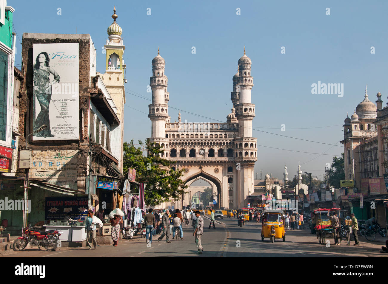 Il Charminar 1591 moschea di Hyderabad, Andhra Pradesh in India east bank di Musi nord-est si trova il Laad Bazaar Foto Stock