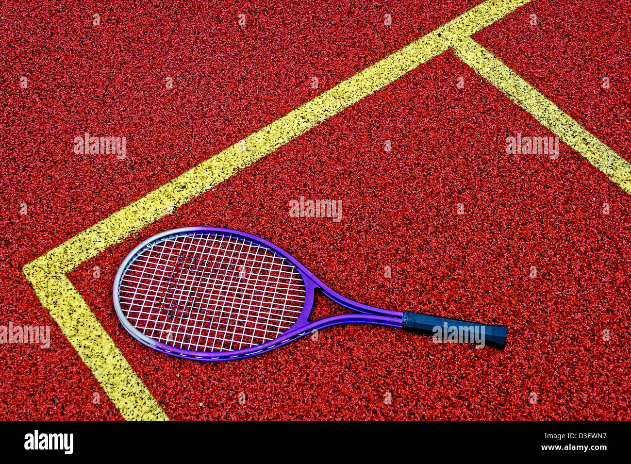 Racchetta da Tennis, posto in un angolo di un campo sintetico. Foto Stock