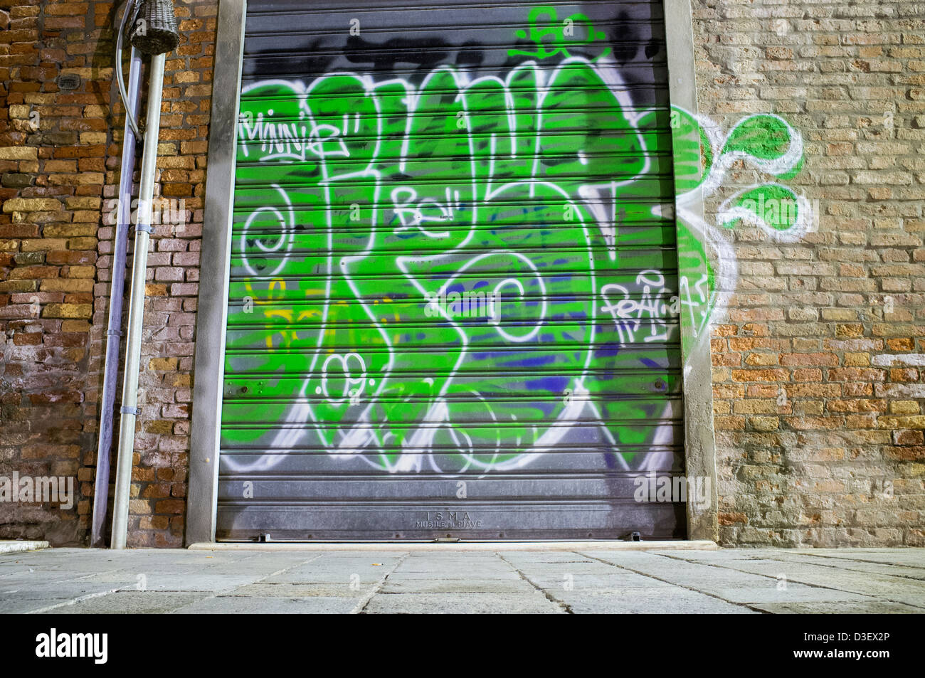 Verniciato a spruzzo Graffiti sul serramento di sicurezza a Venezia Italia Foto Stock