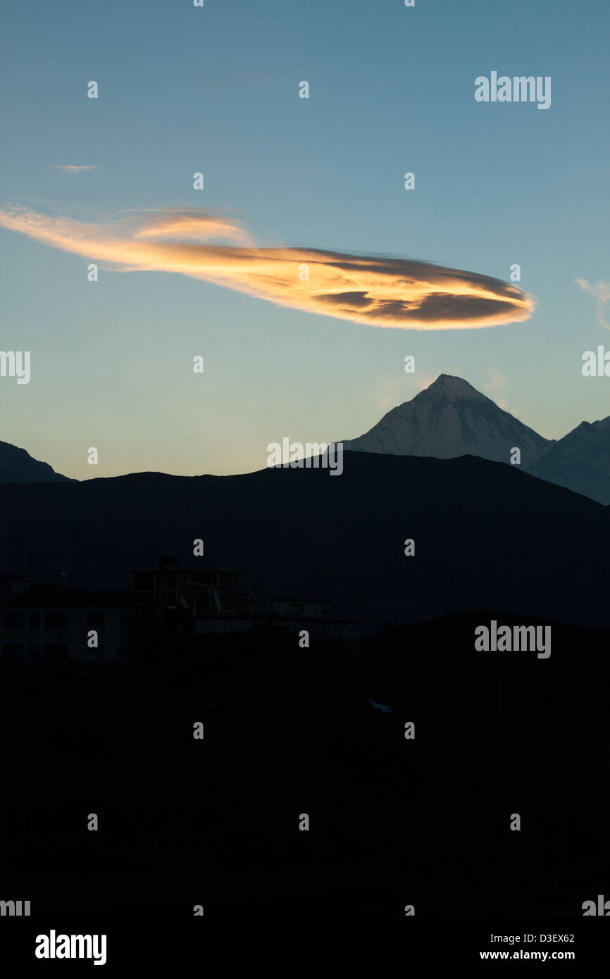 Singola nuvola gialla sulle montagne con la preghiera le bandiere, Nepal Foto Stock