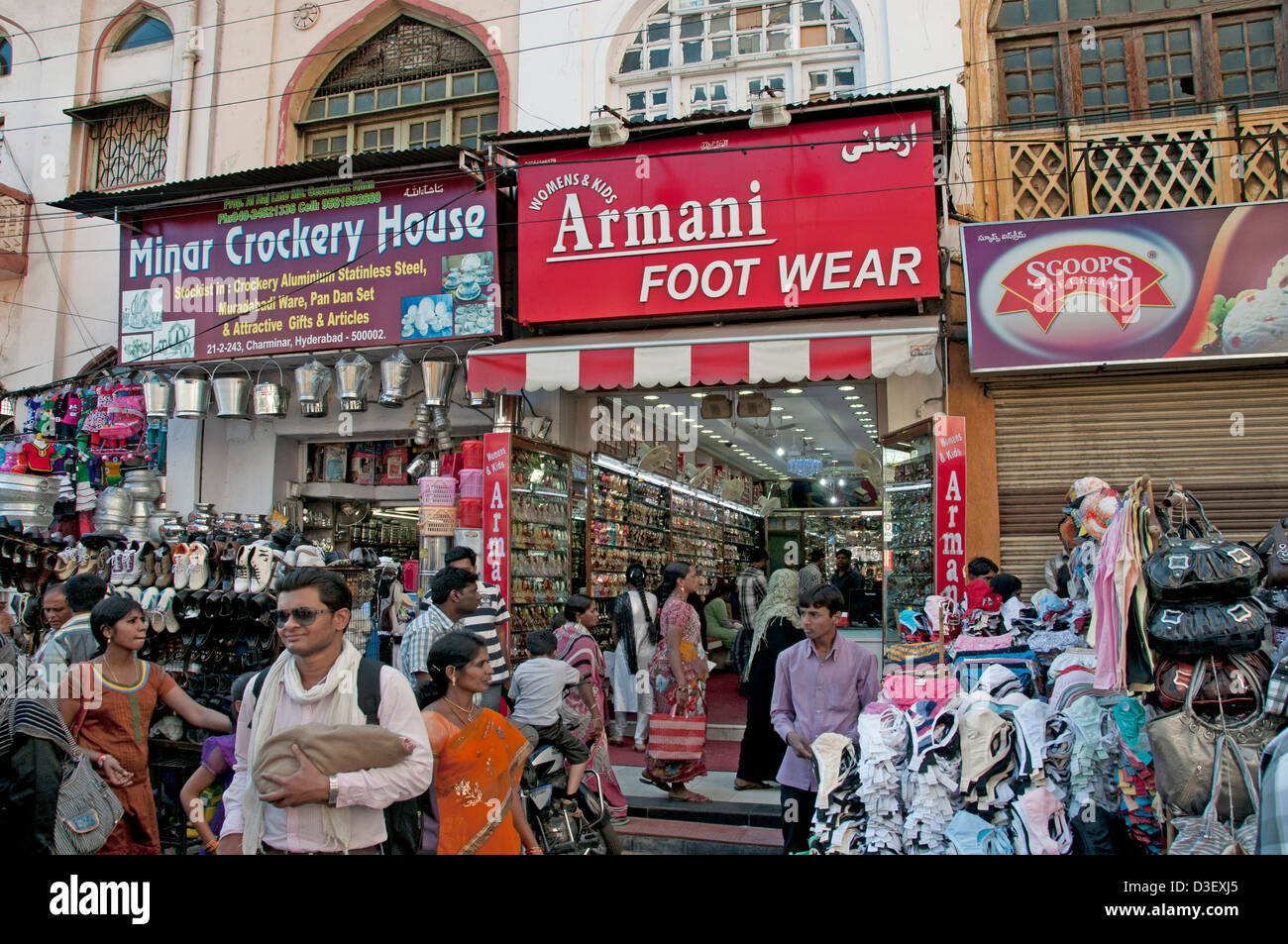 Armani usura del piede di Hyderabad, Andhra Pradesh in India il Laad Bazaar Foto Stock