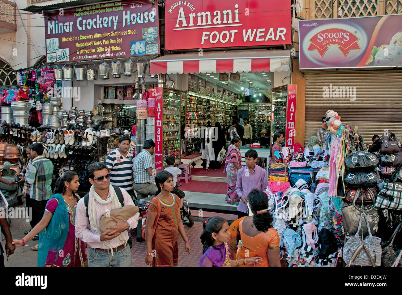 Armani usura del piede di Hyderabad, Andhra Pradesh in India il Laad Bazaar Foto Stock