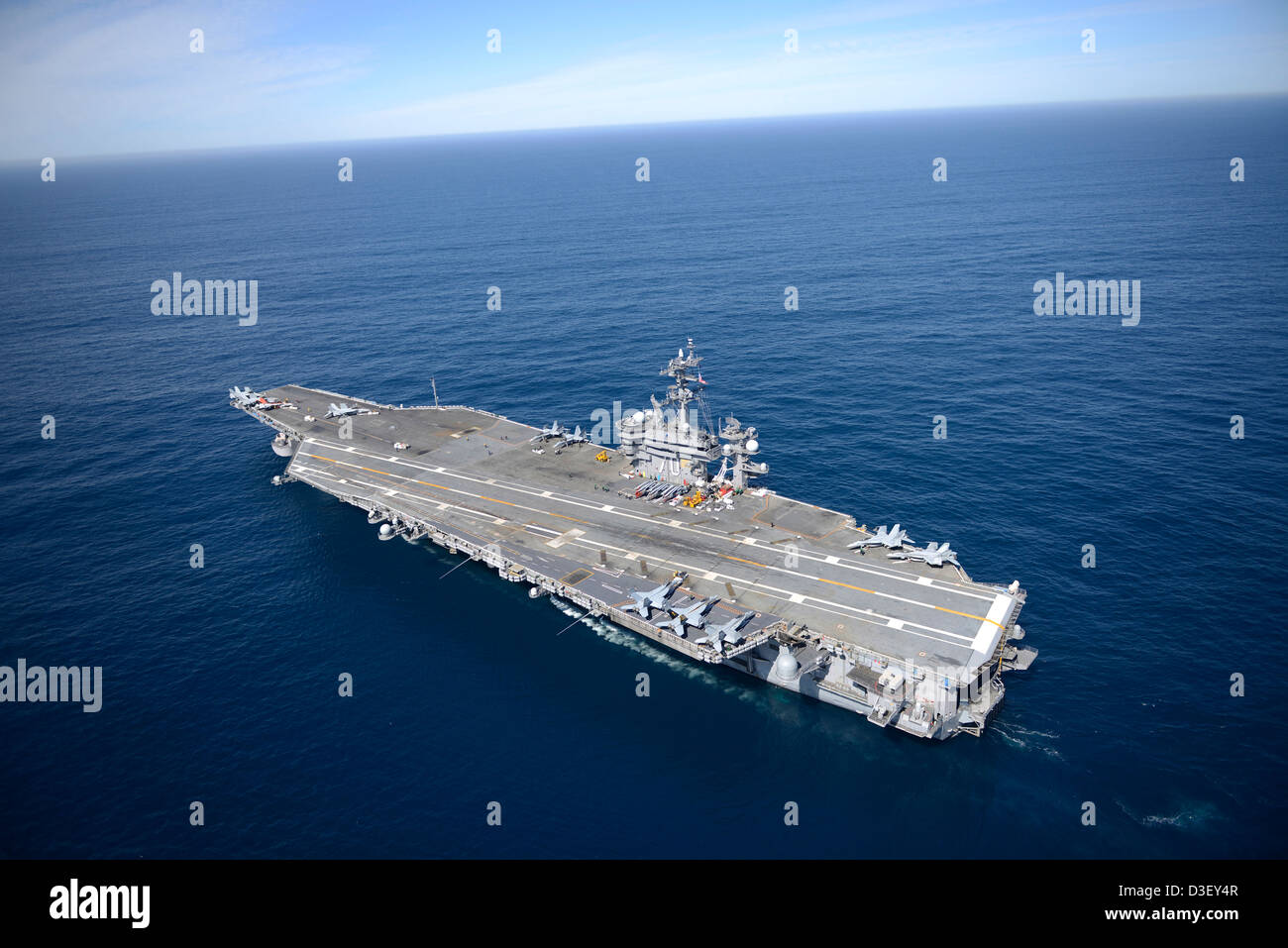 Vista aerea del Navy US classe Nimitz super carrier USS Carl Vinson in corso Febbraio 15, 2013 nell'Oceano Pacifico. Foto Stock