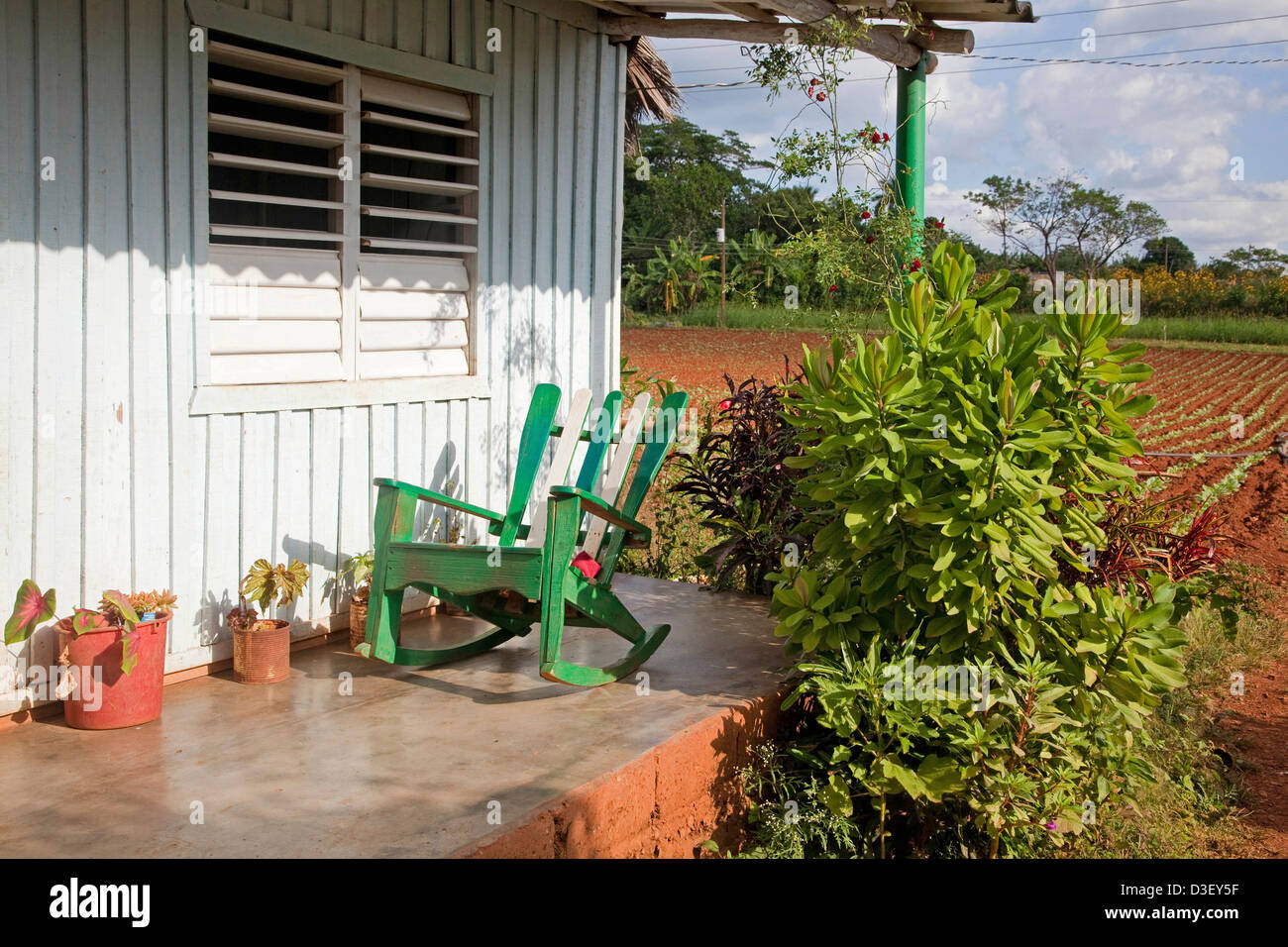 La sedia a dondolo sul portico di casa colonica cubano nella Valle di Viñales nella Sierra de Los Organos, Pinar del Río, Cuba, Caraibi Foto Stock