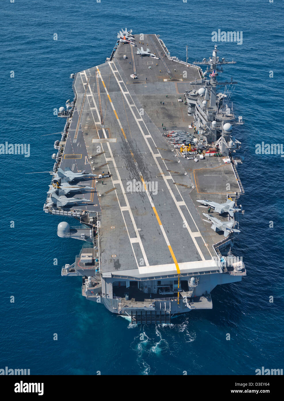 Vista aerea del Navy US classe Nimitz super carrier USS Carl Vinson in corso Febbraio 15, 2013 nell'Oceano Pacifico. Foto Stock
