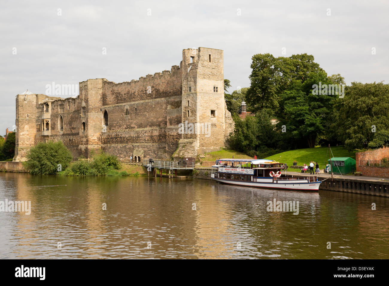 Newark Castle, sul fiume Trent, Nottinghamshire, Inghilterra Foto Stock