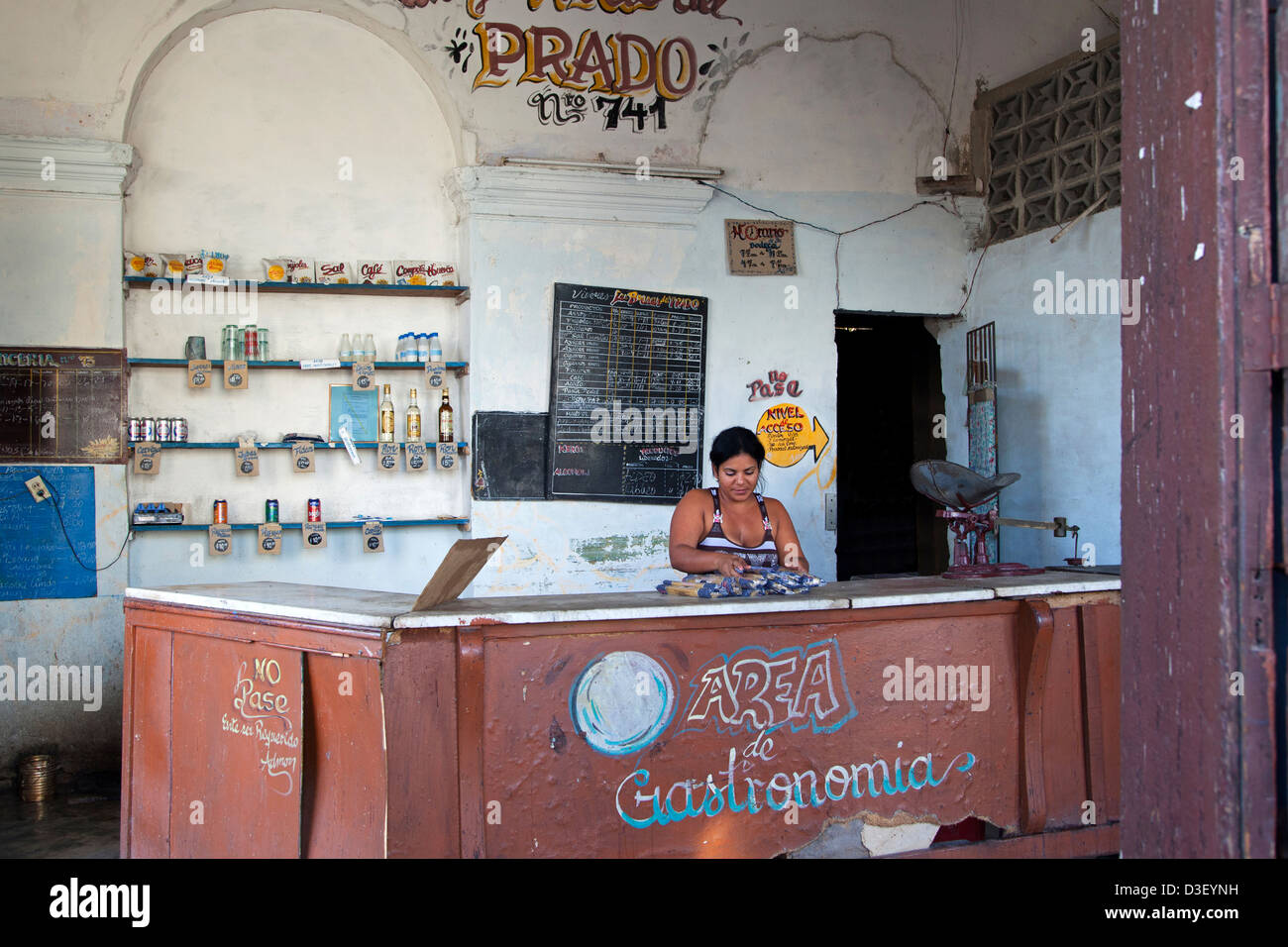 Negoziante dietro il bancone di stato cubano shop a Cienfuegos, Cuba, Caraibi Foto Stock