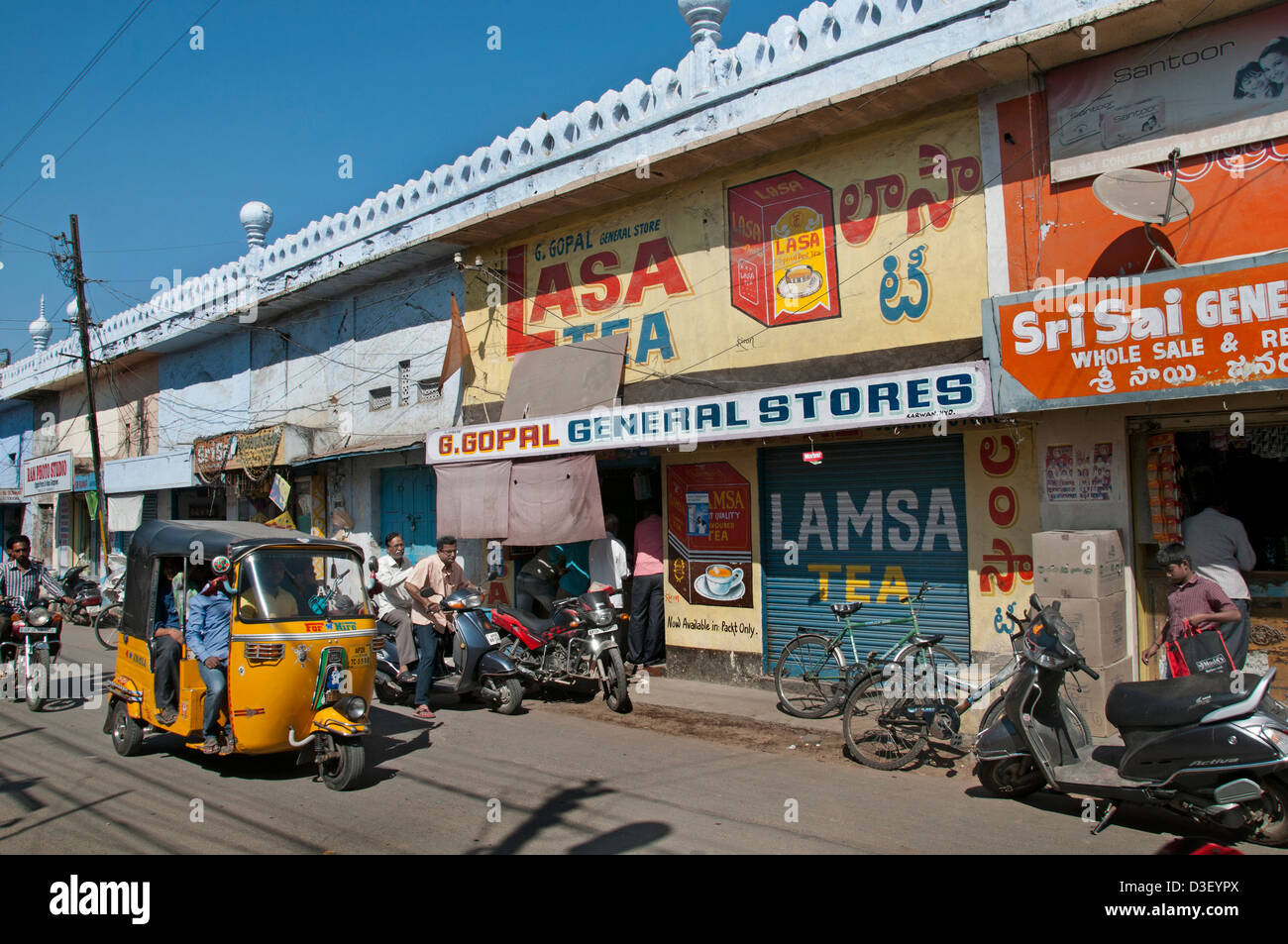 Moschea bazar e il Mercato di strada a nord del fiume Musi Hyderabad India Andhra Pradesh Foto Stock