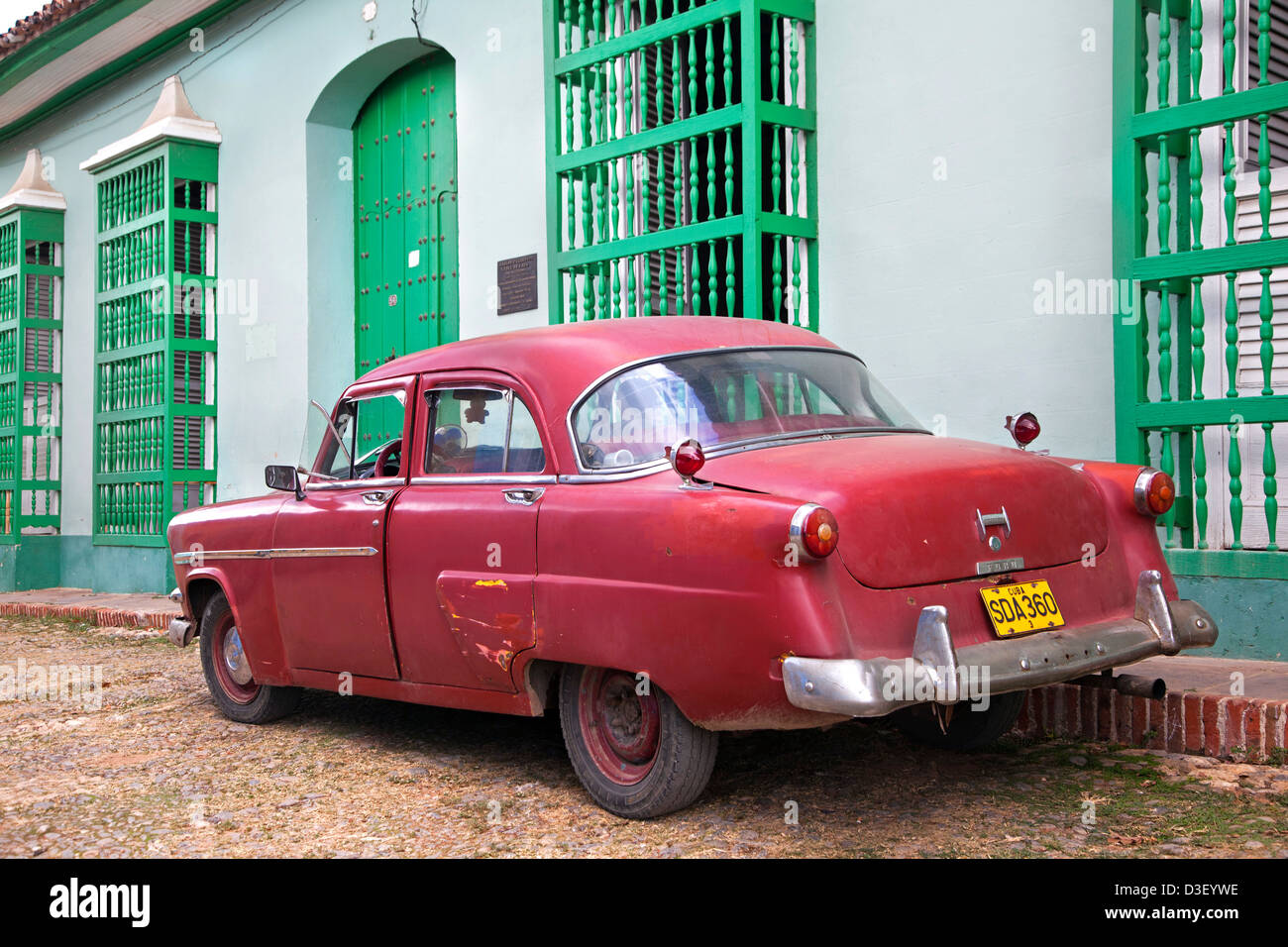 Le case dai colori pastello con barrotes e vecchi degli anni cinquanta vintage americano auto / Yank serbatoio in Trinidad, Cuba, Caraibi Foto Stock
