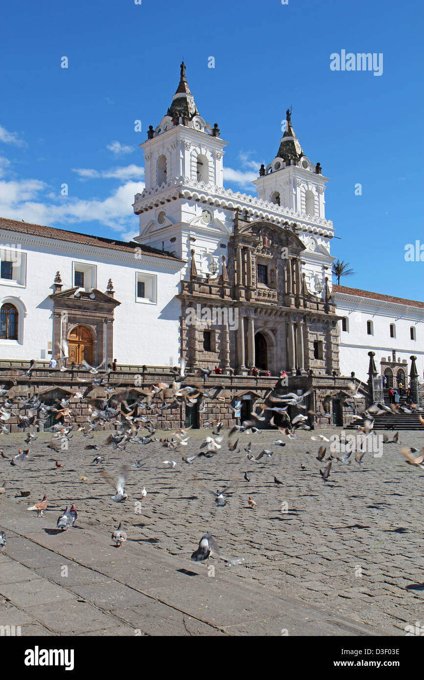 La facciata anteriore della chiesa e convento di San Francisco di Quito, Ecuador in verticale Foto Stock