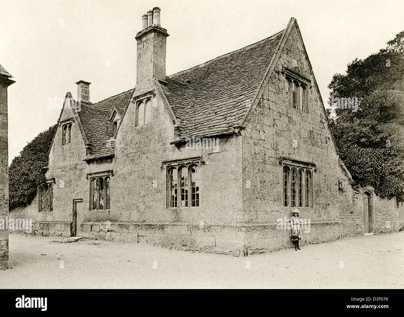 Una piastra collotipia intitolata " La Casa della scuola, Bampton, Oxon.' scansionati ad alta risoluzione da un libro pubblicato nel 1905. Foto Stock