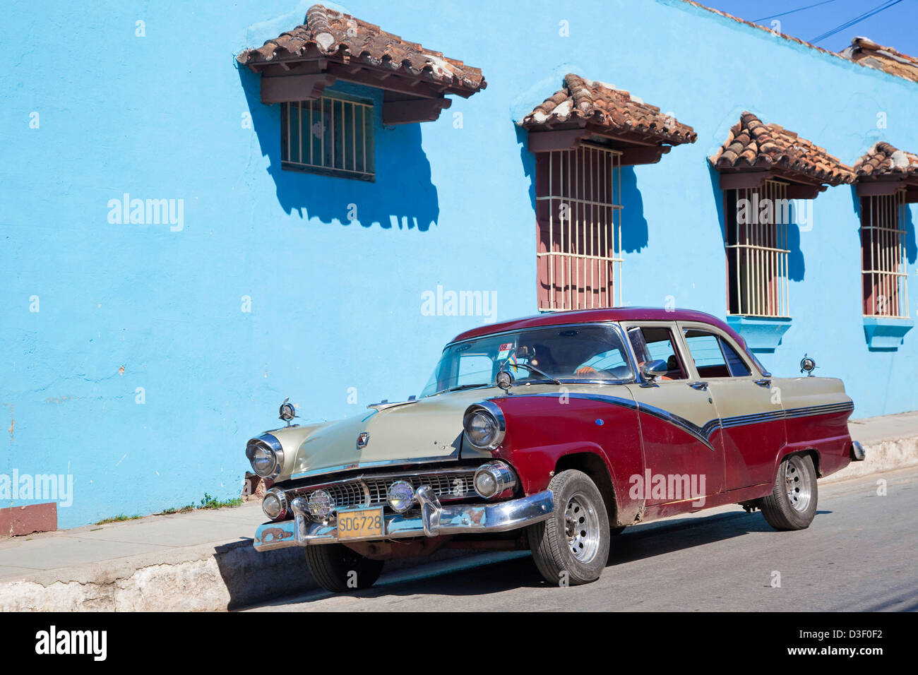 Color pastello e casa vecchia degli anni cinquanta vintage americano auto / Yank serbatoio in Trinidad, Cuba, Caraibi Foto Stock
