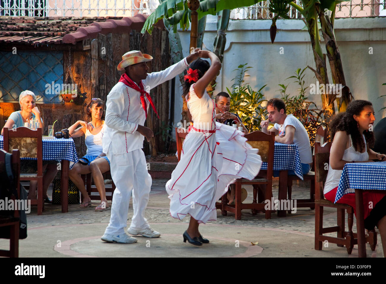 Coppia cubana balli in stile spagnolo per i turisti in un bar all'aperto in Trinidad, Cuba Foto Stock