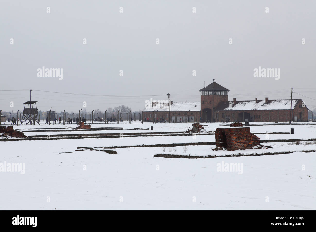 Ruderi di caserme e l'entrata principale di Birkenau (Auschwitz II) Campo di concentramento di Oswiecim, Polonia. Foto Stock