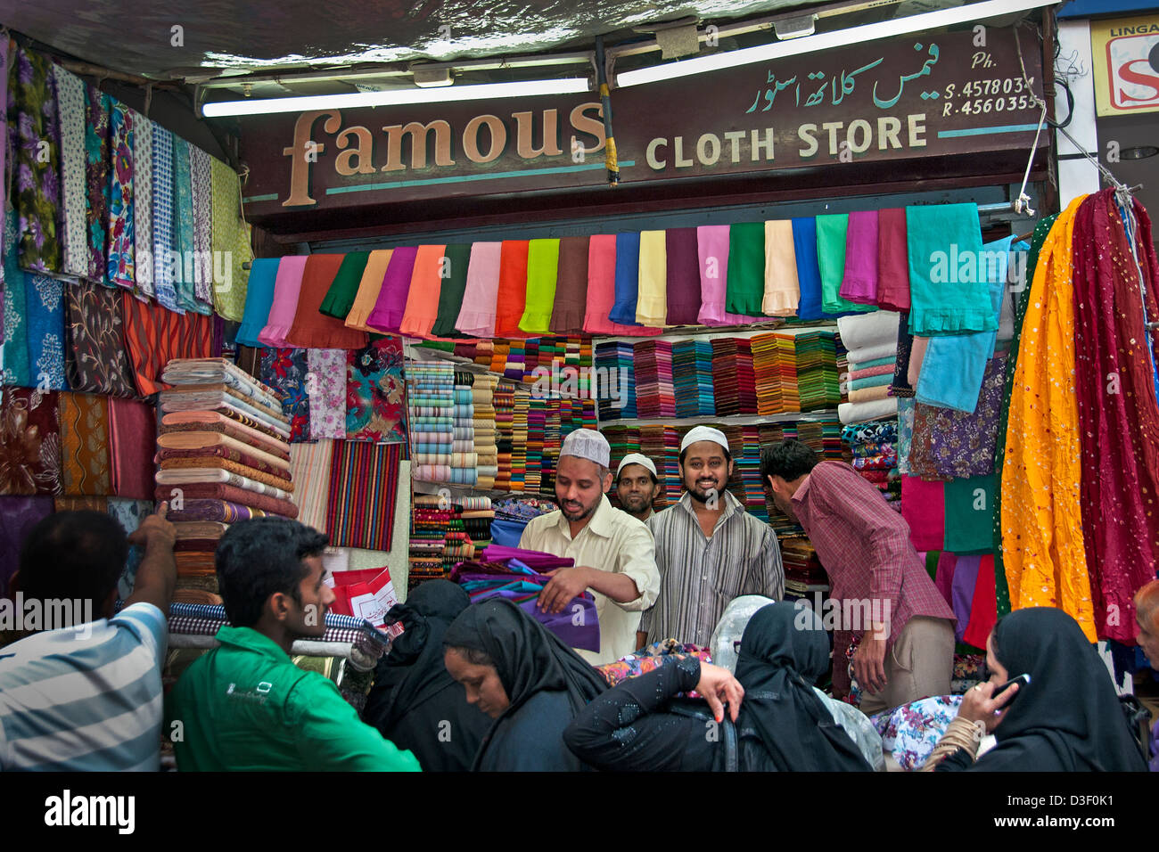 Famoso negozio di stoffa Laad Bazaar o Choodi Bazaar vecchio mercato situato intorno alla storica Charminar Hyderabad India Andhra Pradesh Foto Stock