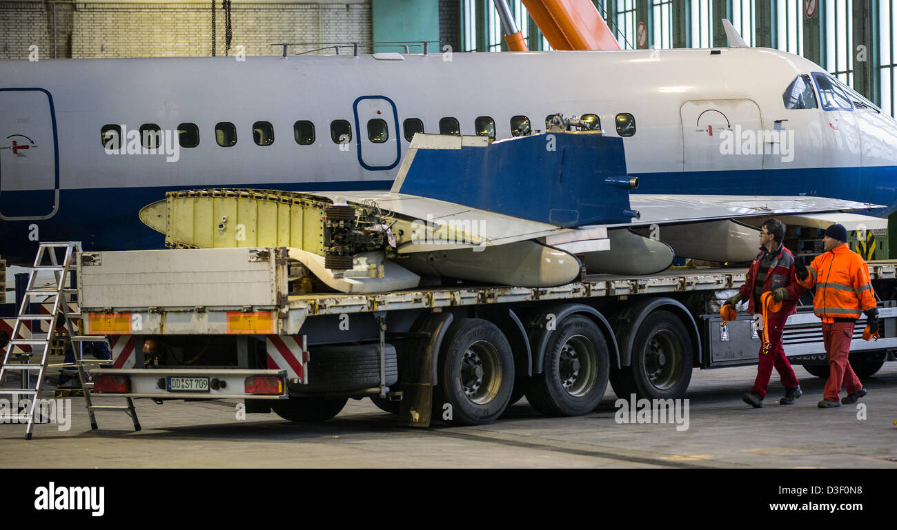 Carico dei lavoratori di un'ala di un VFW 614 su un carrello in Hangar 3 all'ex aeroporto Tempelhof di Berlino, Germania, 18 febbraio 2013. Il velivolo del Museo tedesco della tecnologia è suddiviso per singoli pezzi e trasportato alla sua nuova mostra posizione in Werneuchen. Foto: Hannibal Hanschke Foto Stock