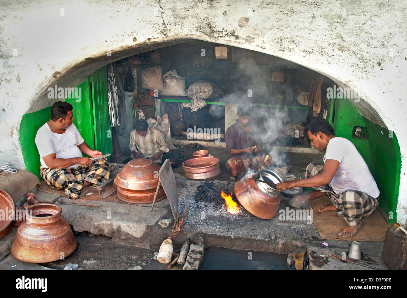 Fabbro Smith Laad Bazaar o Choodi Bazaar Charminar Hyderabad India Andhra Pradesh Foto Stock