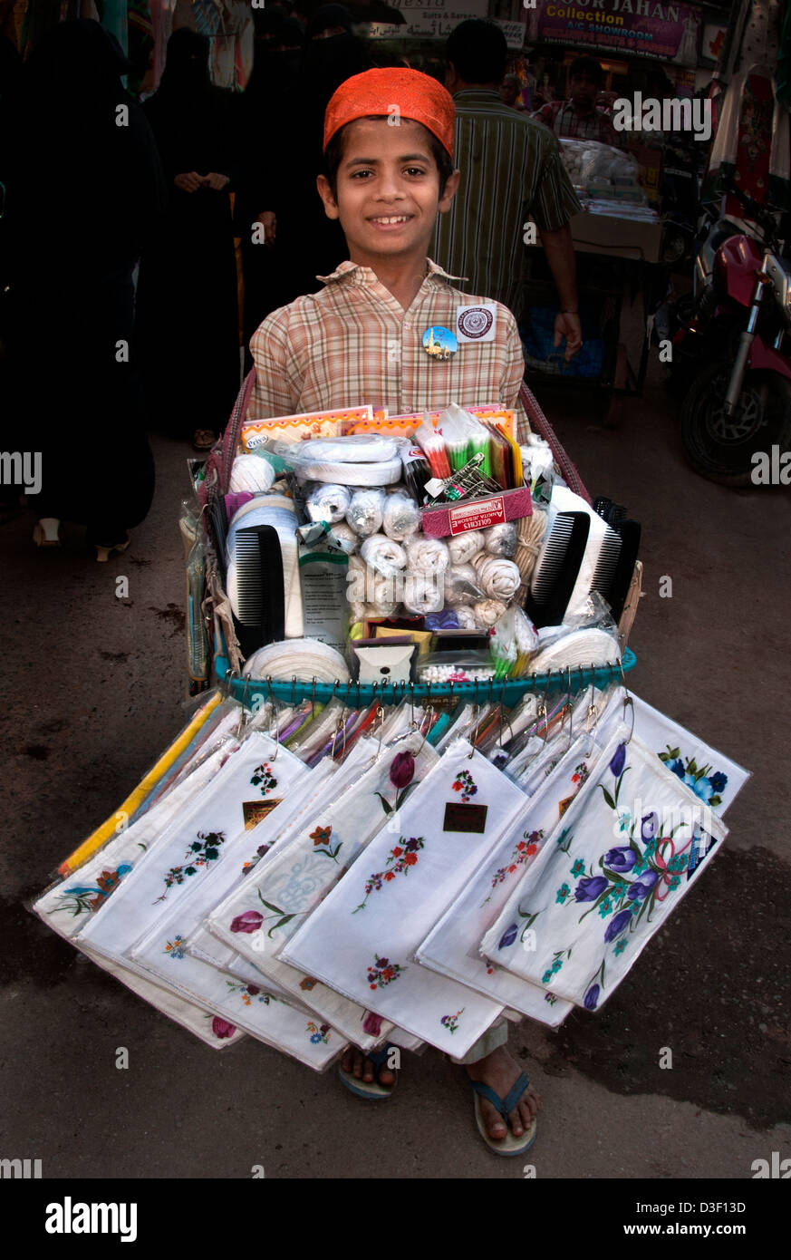 Il lavoro minorile merceria di Hyderabad, Andhra Pradesh in India il Laad Bazaar Peddler peddler hawker packman huckster Foto Stock