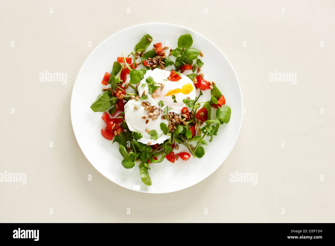 Uovo affogato di crescione insalata di pomodoro prima colazione Foto Stock