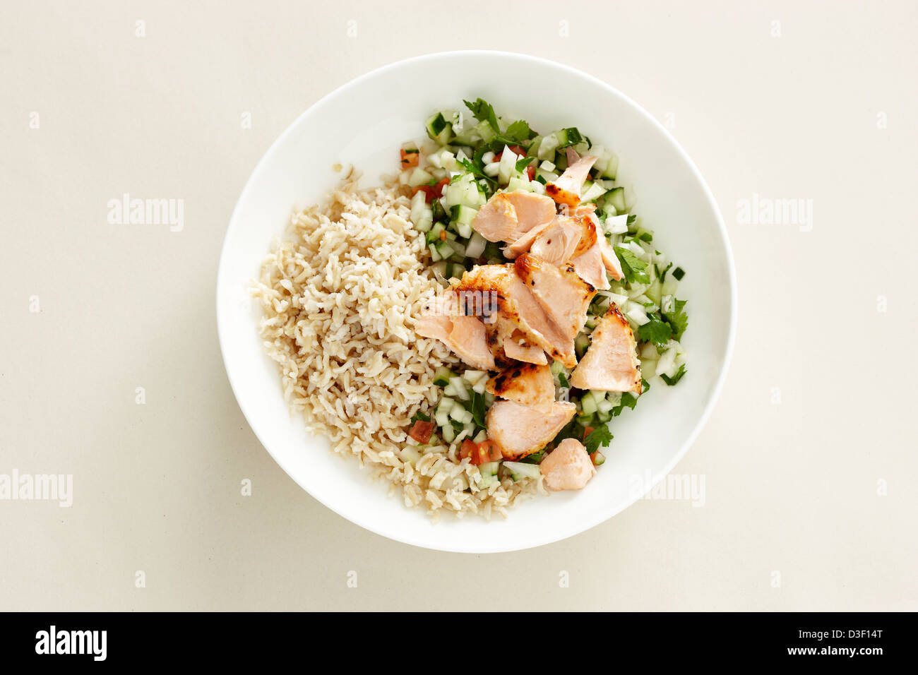 Salmone finocchio insalata di cetrioli riso marrone Foto Stock