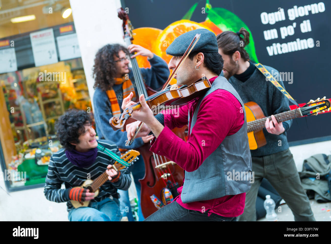 I musicisti suonano su strada Foto Stock