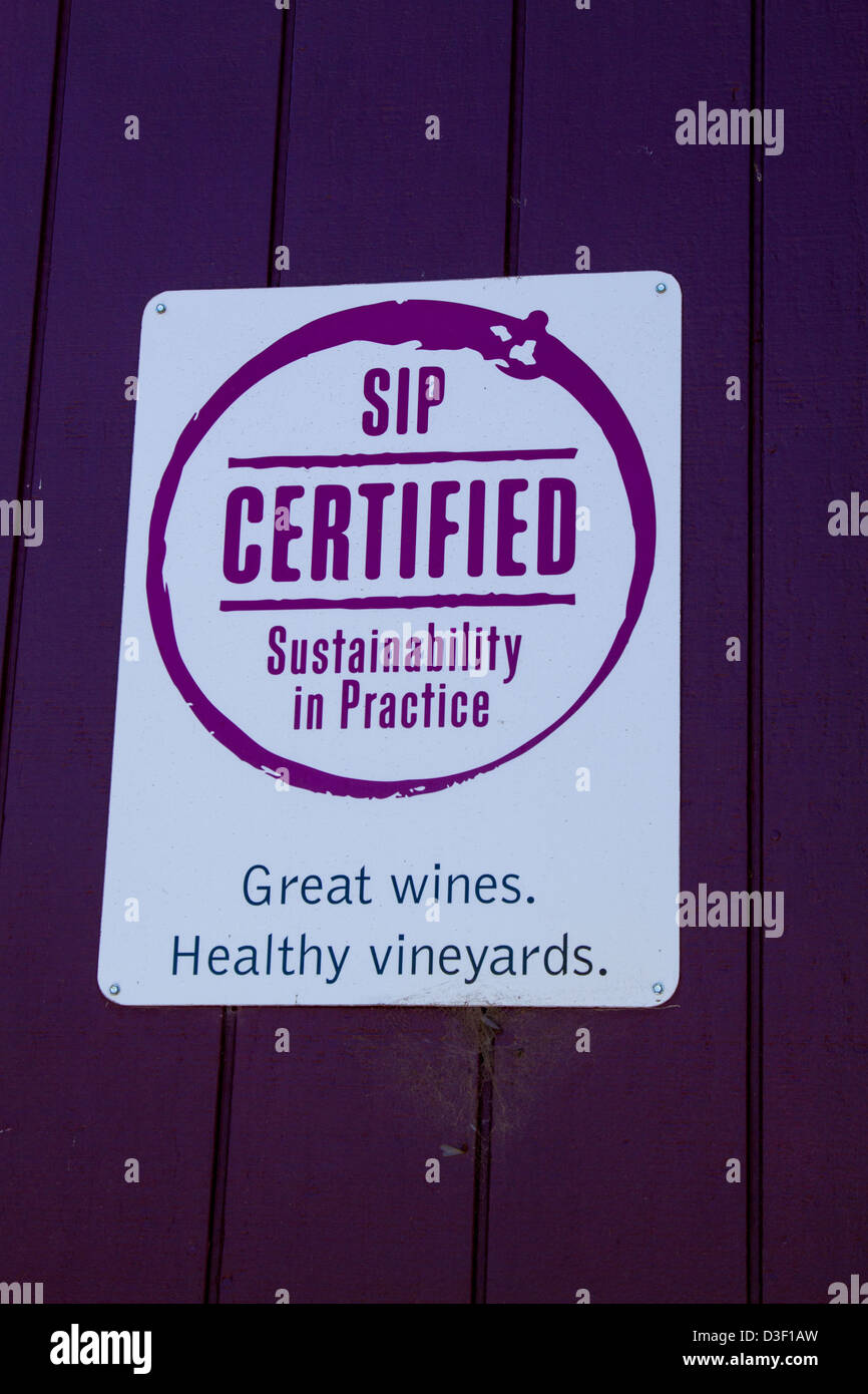 La sostenibilità in pratica (SIP) certificata segno in un vigneto di Salinas Valley, California, Stati Uniti d'America Foto Stock
