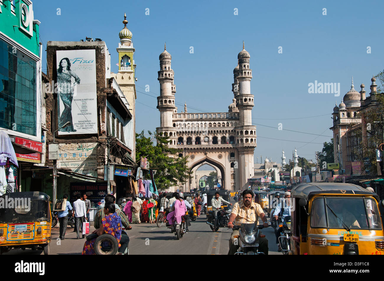 Il Charminar 1591 moschea di Hyderabad, Andhra Pradesh in India east bank di Musi nord-est si trova il Laad Bazaar Foto Stock Il Charminar 1591 moschea di Hyderabad, Andhra Pradesh in India east bank di Musi nord-est si trova il Laad Bazaar Foto Stock