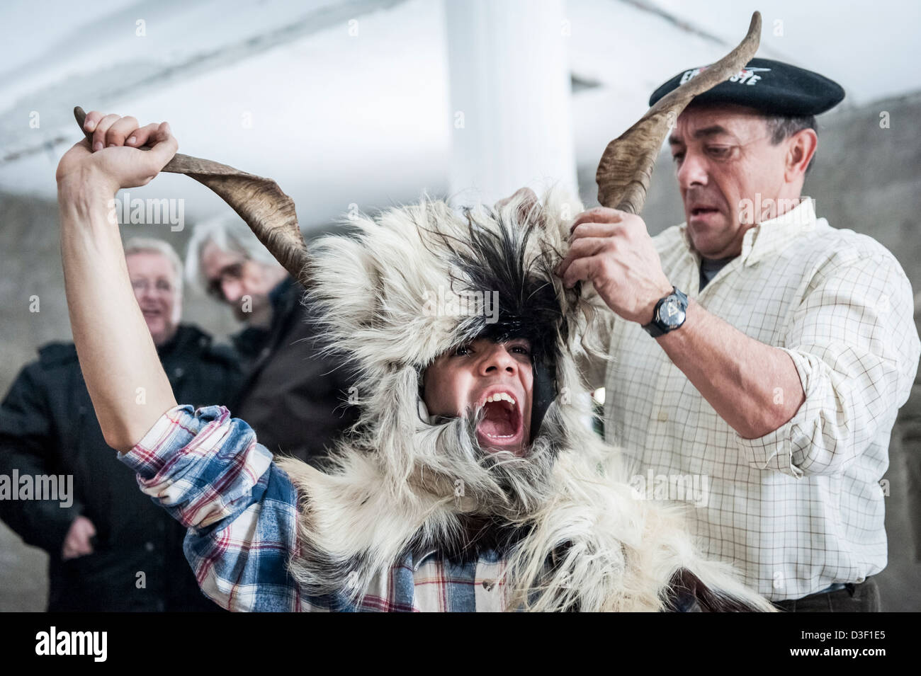 Il carnevale di Bielsa, uno dei più tradizionali di carnevale nei Pirenei, Aragona, Spagna. Foto Stock