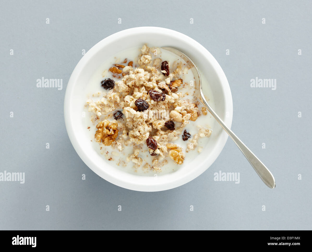 Muesli soffiato di riso marrone latte di mandorla uvetta Foto Stock Muesli soffiato di riso marrone latte di mandorla uvetta Foto Stock