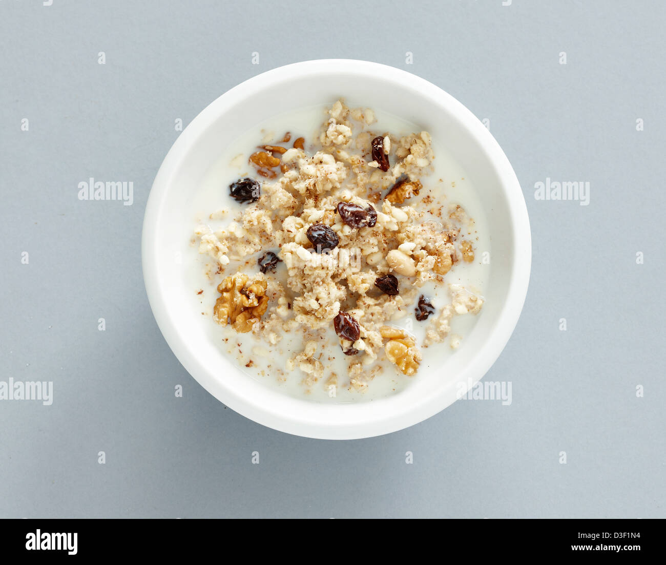 Muesli soffiato di riso marrone latte di mandorla uvetta Foto Stock