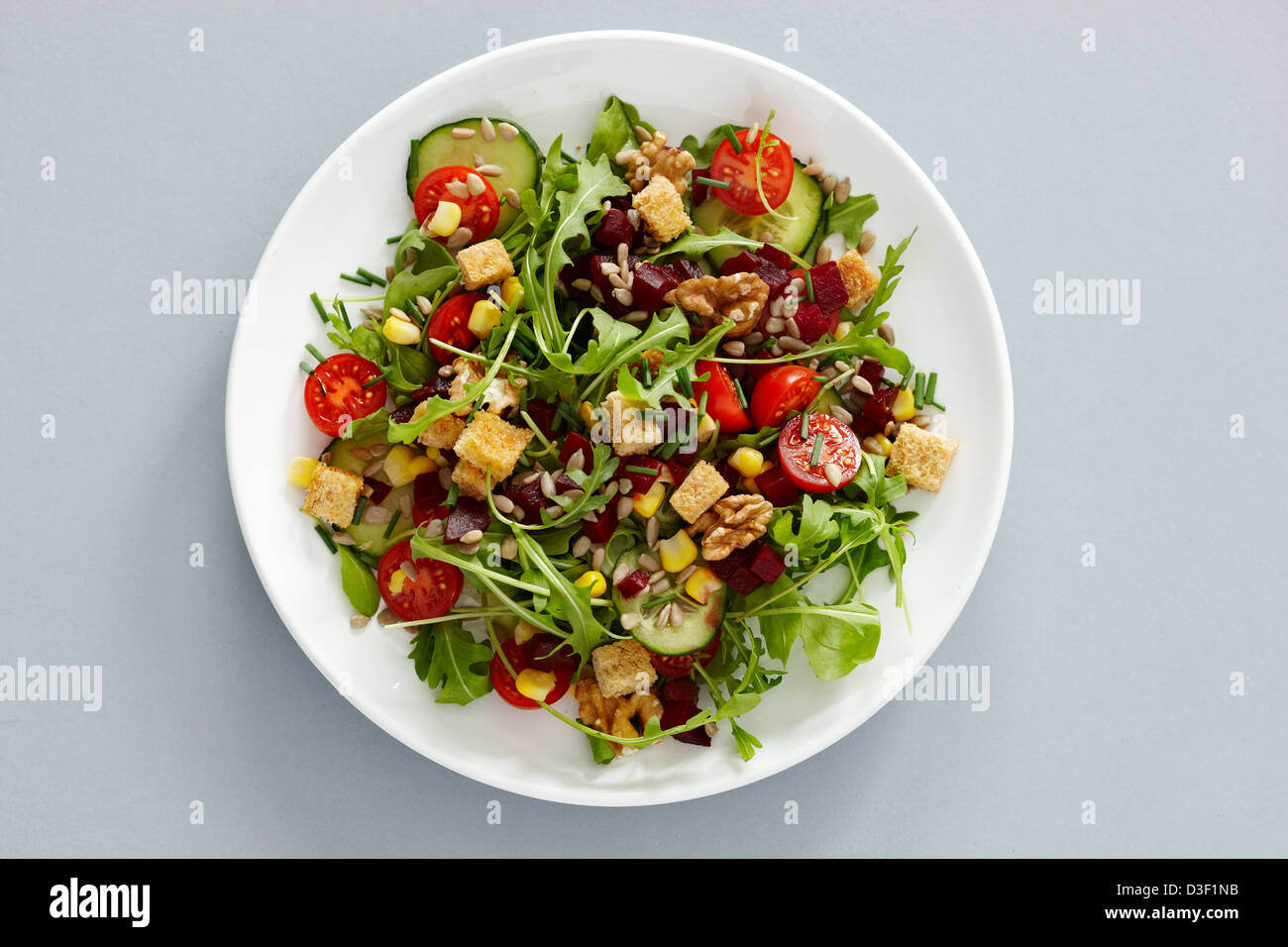 La barbabietola Cetrioli Mais dolce di pomodoro insalata di noce Foto Stock