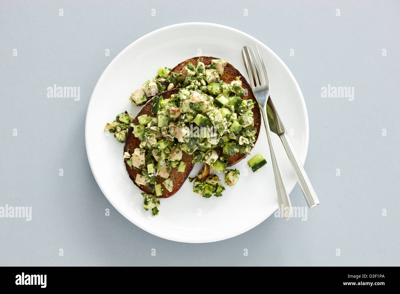 Aprire il pane di segale sandwich di pollo pesto di cetriolo Foto Stock