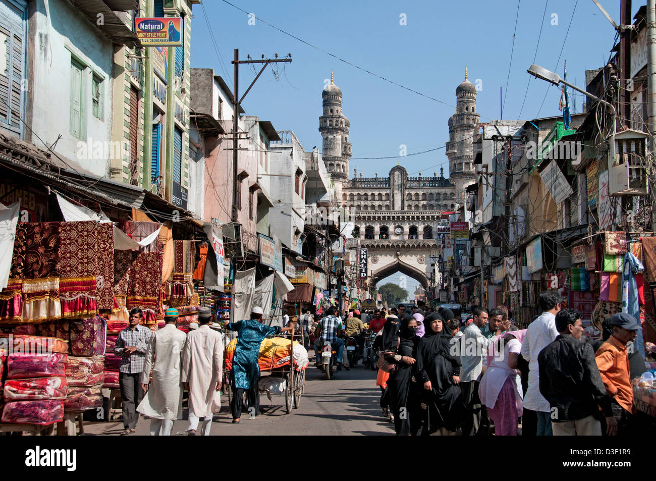 Il Charminar 1591 moschea di Hyderabad, Andhra Pradesh in India east bank di Musi nord-est si trova il Laad Bazaar Foto Stock Il Charminar 1591 moschea di Hyderabad, Andhra Pradesh in India east bank di Musi nord-est si trova il Laad Bazaar Foto Stock