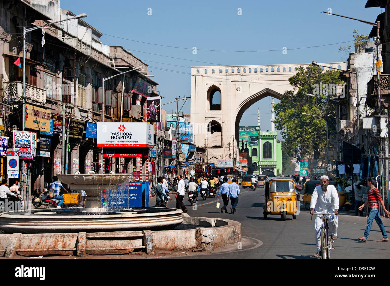 Laad Bazaar o Choodi Bazaar vecchio mercato situato intorno alla storica Charminar Hyderabad India Andhra Pradesh Foto Stock