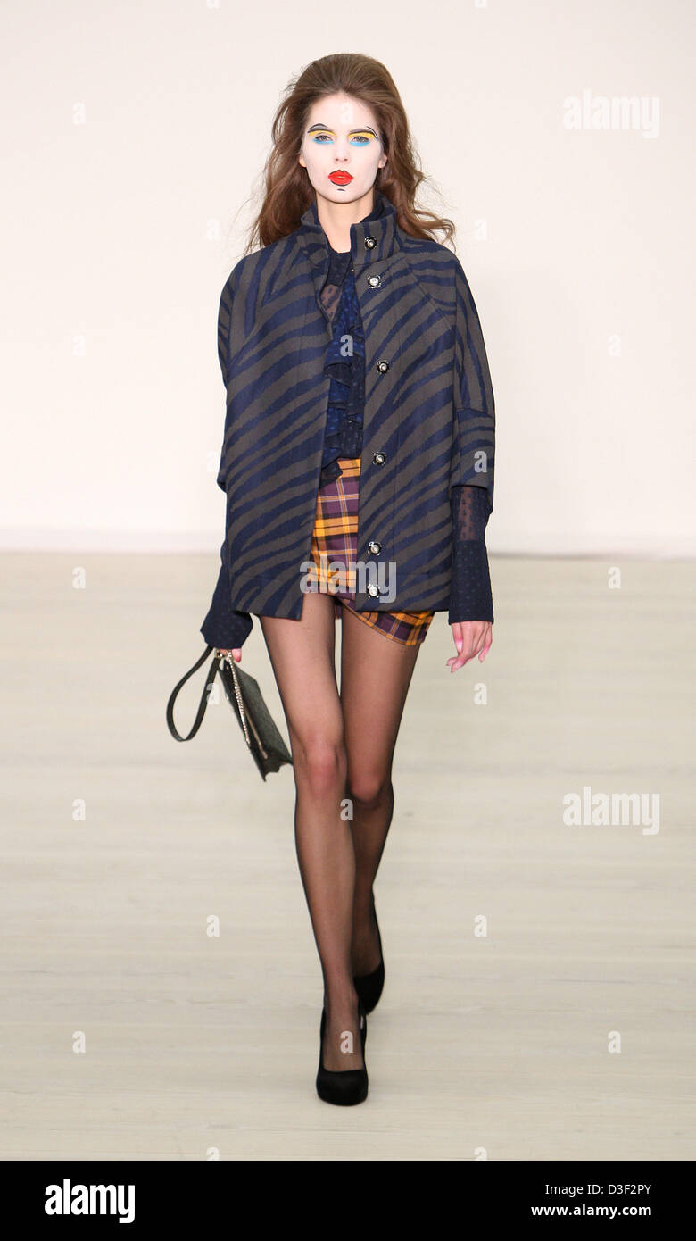 Vivienne Westwood Red Label A/W Raccolta 2013/14 mostrato durante il terzo del London Fashion Week in Saatchi Gallery di Londra. Foto Stock