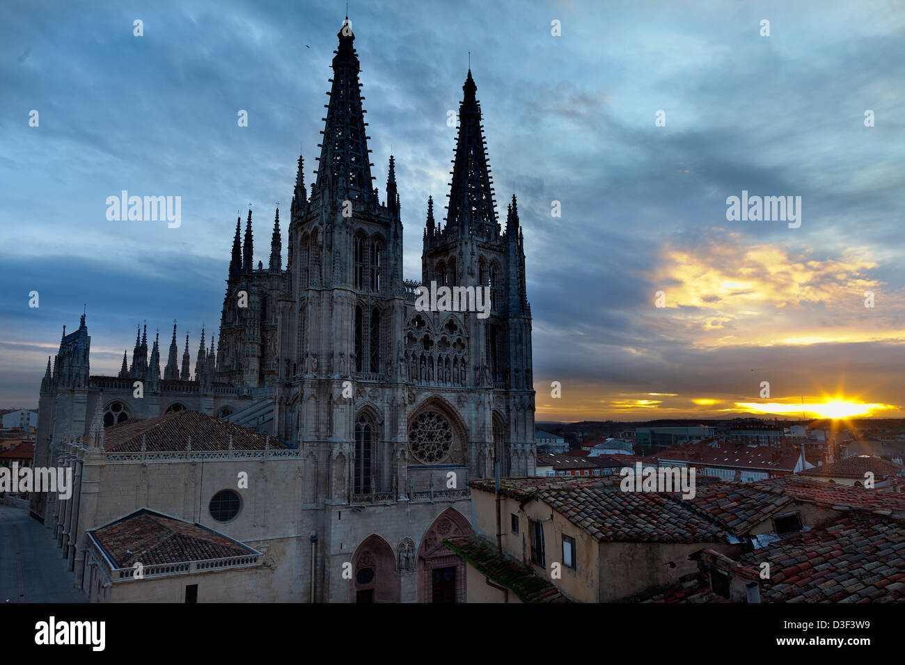 Vista notturna della cattedrale gotica di Burgos in Spagna Foto Stock