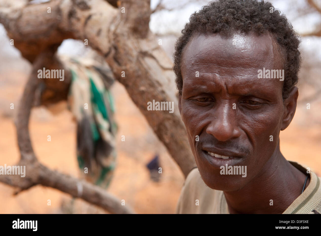 GURAH, a nord di Elwak, Kenya orientale, 1 settembre 2009: questo uomo di allevamento di 25 cammelli erano rubati in Somalia a gunpoint. Foto Stock