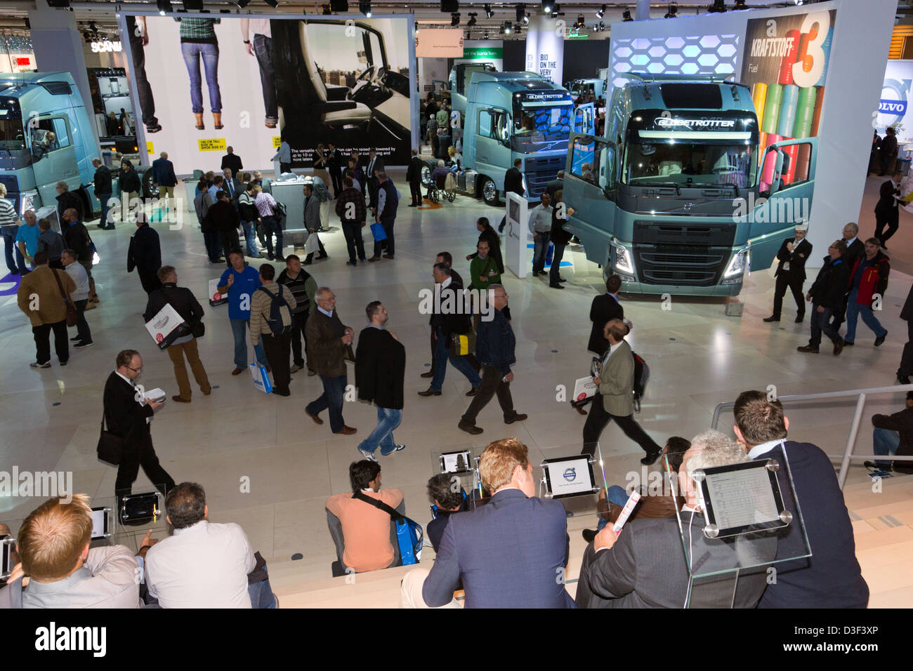 Visitatori presso la IAA International Motor Show per i veicoli commerciali 2012. Hannover, Germania Foto Stock