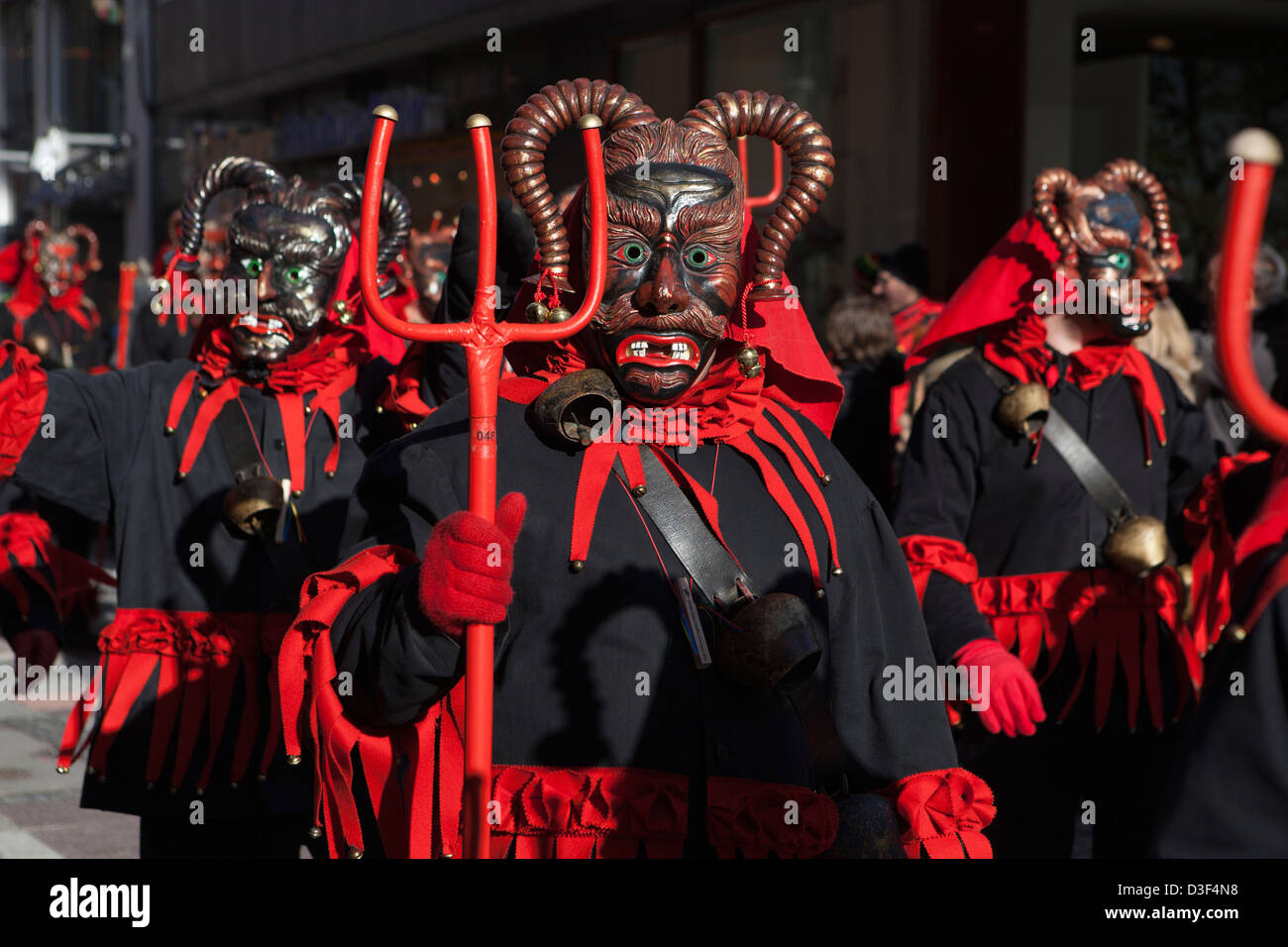 La gente vestita come giullari , prendere parte in una sfilata in Konstanz, Germania. Foto Stock