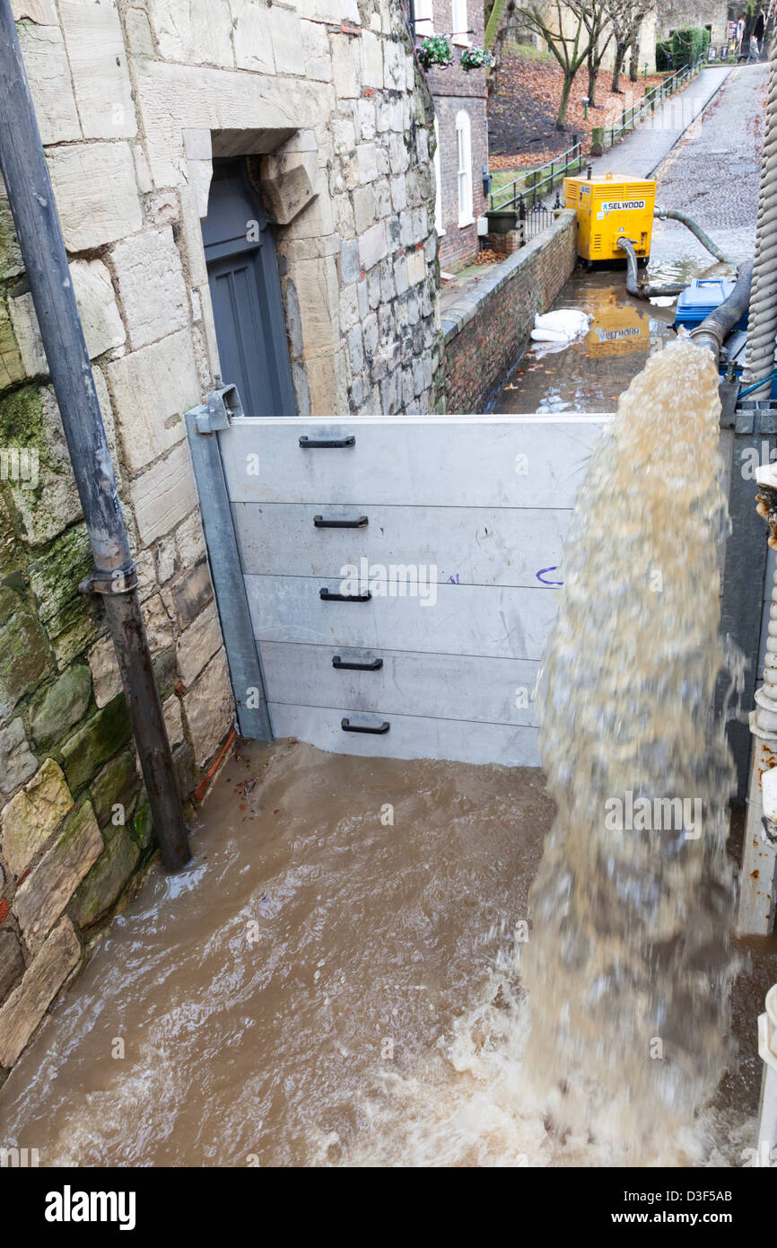 Allagamento temporaneo gates proteggere la proprietà in York mentre l'acqua viene pompata nel fiume Ouse Foto Stock