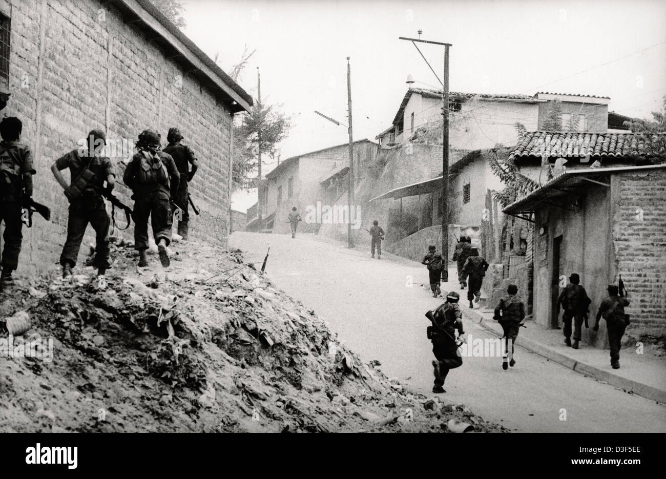 CUSCATANCINGO, San Salvador El salvador, Marzo 1982: un esercito di Salvadoran unità avanza su posizioni di guerriglia in Cuscatancingo Foto di Mike Goldwater Foto Stock